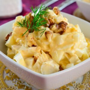 Салат с курицей и ананасами