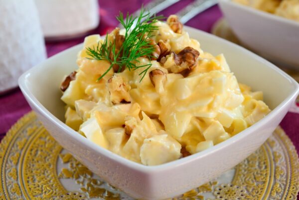 Салат с курицей и ананасами