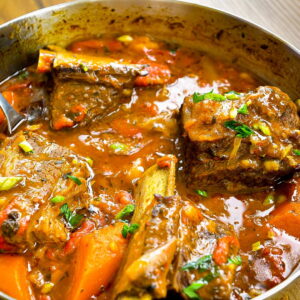 Ребра говяжьи томленые с овощами