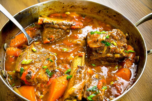 Ребра говяжьи томленые с овощами